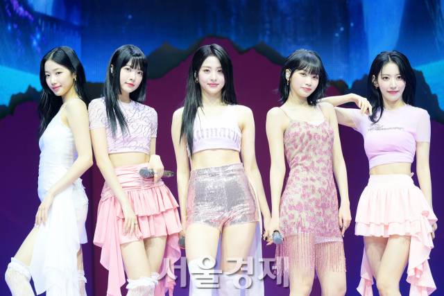 그룹 르세라핌(LE SSERAFIM)이 1일 오후 서울 광진구 예스24라이브홀에서 열린 정규 1집 ‘언포기븐(UNFORGIVEN)’ 쇼케이스에서 수록곡 무대를 선보이고 있다. /김규빈 기자