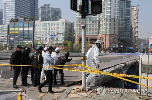 (성남=연합뉴스) 홍기원 기자 = 보행로가 무너지며 두 명의 사상자가 발생한 경기도 성남시 정자교에서 7일 오전 경찰과 국과수 등 관계자들이 사고 원인을 찾기 위한 합동감식을 하고 있다. 2023.4.7 xanadu@yna.co.kr