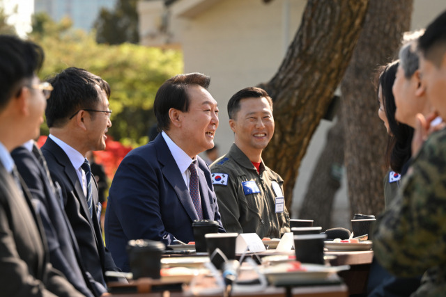 윤석열 대통령이 1일 서울 용산 대통령실 청사 야외 정원에서 수단 교민을 안전하게 구출한 ‘프라미스 작전’ 참가자들을 초청해 격려하고 있다. / 사진제공=대통령실