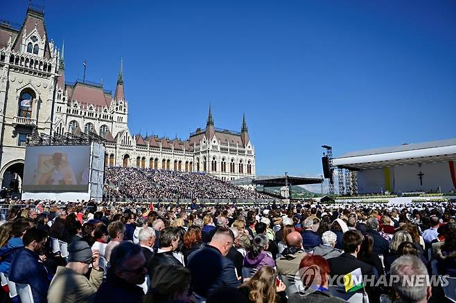 프란치스코 교황이 거행한 야외 미사에 참석한 사람들  (로이터=연합뉴스) 프란치스코 교황이 30일(현지시간) 헝가리 부다페스트의 코슈트 러요시 광장에서 거행한 야외 미사에 수만명이 몰렸다. 2023. 4. 30 photo@yna.co.kr