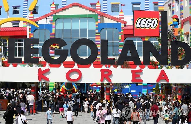 관람객 붐비는 춘천 레고랜드 [연합뉴스 자료사진]