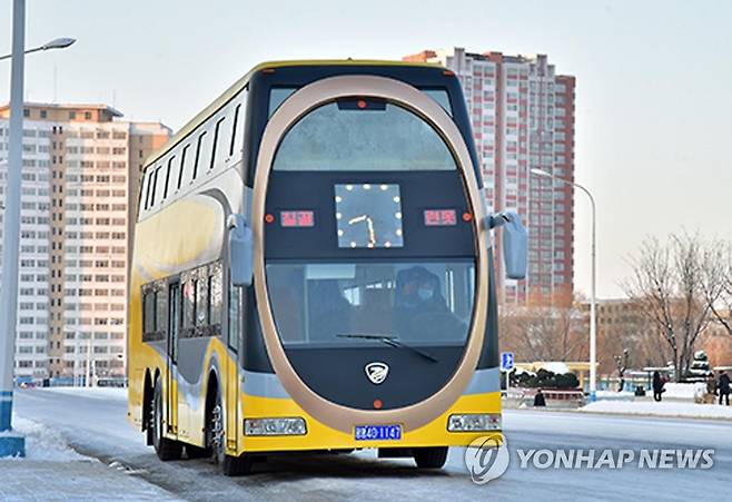 북한 평양 거리 달리는 여객버스 [평양 조선신보=연합뉴스. 연합뉴스 자료사진. 국내에서만 사용가능. 재배포 금지. For Use Only in the Republic of Korea. No Redistribution] nkphoto@yna.co.kr