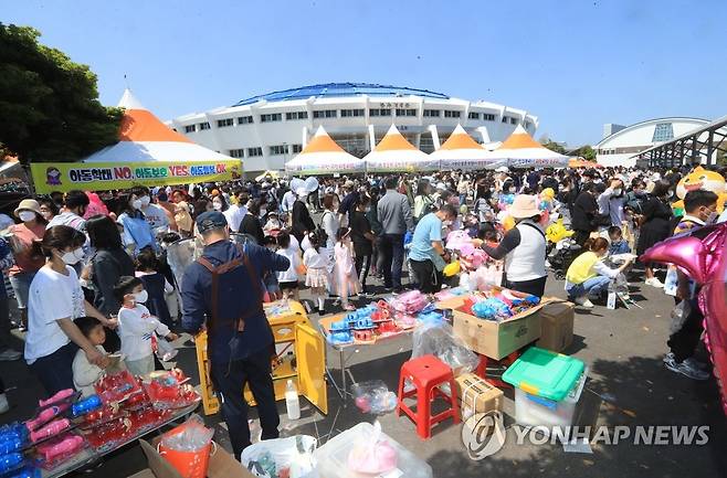 지난해 제주시 한라체육관에서 열린 어린이날 행사 현장 [연합뉴스 자료사진]