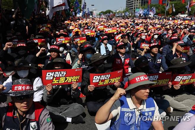 여의대로서 열린 한국노총 전국노동자대회 (서울=연합뉴스) 박동주 기자 = 1일 오후 서울 영등포구 여의대로에서 한국노총 전국노동자대회가 열리고 있다. 2023.5.1 pdj6635@yna.co.kr