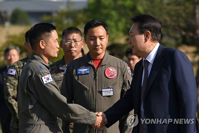 수단 교민 구출 '프라미스' 작전 참가자 격려하는 윤석열 대통령 (서울=연합뉴스) 임헌정 기자 = 윤석열 대통령이 1일 오후 서울 용산 대통령실에서 수단 교민 구출 '프라미스' 작전을 성공적으로 수행한 참가자들을 격려하고 있다. 2023.5.1 [대통령실 제공. 재판매 및 DB 금지] kane@yna.co.kr