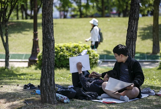 지난 1일 서울 영등포구 여의도공원을 찾은 시민들이 즐거운 시간을 보내고 있다. (사진=뉴시스)