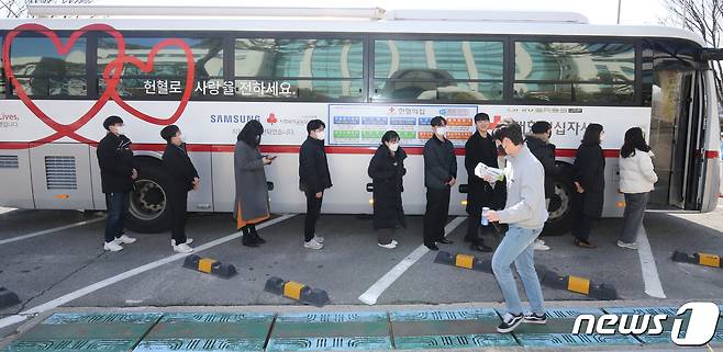 대전 유성구청 직원들이 3일 오전 구청에서 현혈을 하기 위해 차례를 기다리고 있다. (기사 내용과 무관한 자료 사진.) 2023.3.3/뉴스1 ⓒ News1 김기태 기자