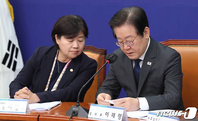 이재명 더불어민주당 대표가 2일 오후 서울 여의도 국회에서 열린 간접고용노동 중간착취 제도 개선 간담회에서 노동절 구속 전 피의자 심문(영장실질심사)을 앞두고 분신한 민주노총 건설노조 강원지부 간부가 이날 사망했다는 쪽지를 확인하고 있다. 2023.5.2/뉴스1 ⓒ News1 임세영 기자