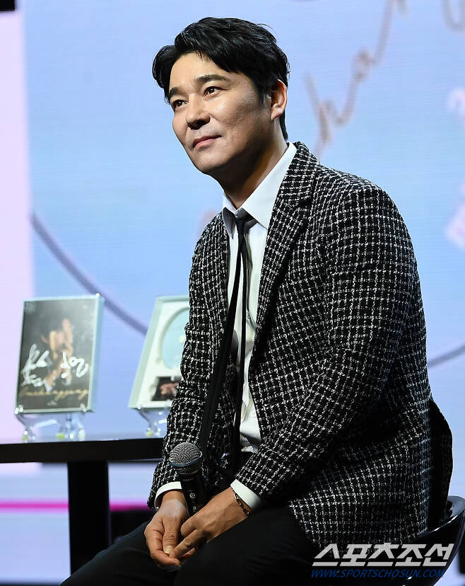 Singer Im Chang-jung complained that he owed 6 billion won from the sharing stage, and for a while, an event video showing praise for the sharing stage was released, raising the wave of the wave.JTBC The Newsroom, which was broadcasted on the last day, attracted interest by releasing a video in which Im Chang-jung participated in an investment event held by Sharesoperating stage as well as making remarks to raise the representative of Sharesoperating stage.JTBC said, If you look at the additional video, Im Chang-jung does not seem to be a simple investor. He said that the representative of the Shares manipulation group is a religion, and Hallelujah came out.In fact, in a video released through JTBC The Newsroom, Im Chang-jung said, Leave the money to that XX. Its Savoie religion. Youre doing well, because that XX who took my money is great.I believe Hallelujah, he said.In addition, Im Chang-jung revealed to the CEO that he was guaranteed a profit rate, and he said, You will give me a month until the end of next month. If you do not give me the profit rate, I will dissolve it. XXX.Right, is not it? Great! This is how religion is born.Above all, JTBCs video attracted attention not only because of the praise of Im Chang-jungs representative Rah Deok-yeon, but also because of the fact that singer Park Hye-kyung, who was involved in the controversy about the sharing stage with Im Chang-jung, attended the event and sang.JTBC said, Park Hye-kyung attended while moving the agency. Im Chang-jung showed a different temperature difference.Im Chang-jung was involved in the Shares manipulation case last November and bought public consensus.Instead of selling a portion of Jasins entertainment companys stake for 5 billion won, he participated in the manipulation of Shares by reinvesting 3 billion won in shares manipulation force of influences.However, Im Chang-jung complained that he was Victims in the Shares manipulation case.He invested 1.5 billion won in the account of Jasin and his wife, but as a result, he was in debt of 6 billion won, claiming it was Victims of the Shares manipulation case.SBS released a video showing Im Chang-jung attending the Investment Event held by Sharesoperating stage, and soon JTBC also released the video, suggesting that the lease is deeply involved in the Sharesoperating stage event.The Newsroom reported that Im Chang-jung was one of the people deeply involved in the Sharesoperating stage case centering on the representative of La Duk-yeon, and Im Chang-jung invested in entertainment with Mr. La Duk-yeon, and Im Chang-jungs wife Seo-jung was listed as an in-house director with Sharesoperating stage officials.In an interview with JTBC, Im Chang-jung explained, It is true that I made some misleading remarks for the sake of the meeting atmosphere at the time, but I did not encourage Investment. It is also different from the fact that I proposed a fee settlement.