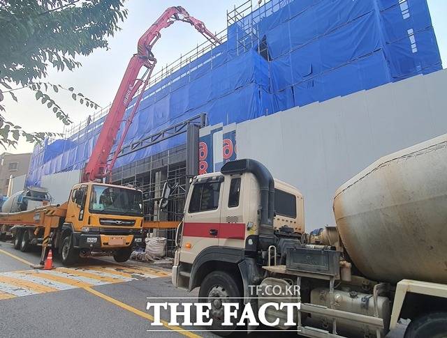 일선 건설현장에서 시멘트 수급 불안이 여전하다. 사진은 수도권 한 공사현장에서 콘크리트 타설 작업 중인 모습. /권한일 기자