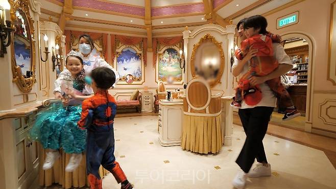 디즈니 속 주인공으로 변신한 찐건나블리 남매 / 사진-홍콩관광청