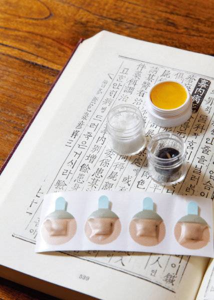 이상곤 갑산한의원 원장은 이명·어지럼증 치료를 위해 침 이외에 귀 뒤편에 붙이거나(맨 아래, 붙이는 청음고) 귓속에 바르는 외용 약물(검은색, 바르는 청음고)도 사용한다. 흰색은 용뇌고, 노란색은 통기고이다.