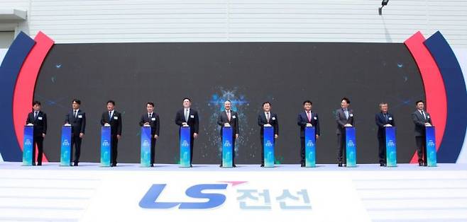 LS전선 '초고압직류송전(HVDC) 해저케이블 공장 준공식'에서 구자은 LS그룹 회장(왼쪽 여섯 번째), 명노현 ㈜LS 대표(왼쪽 일곱번째), 구본규 LS전선 대표(왼쪽 다섯번째) 등이 기념 세르모니를 하는 모습.[사진제공=LS전선]