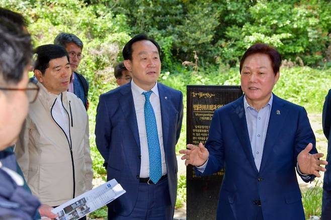 박완수 경남도지사가 통영 욕지도 근대어촌 발상지인 명월관과 안방술집거리를 살펴보며 관광 활성안 방안에 대해 논의하고 있다. [사진제공=경남도청]