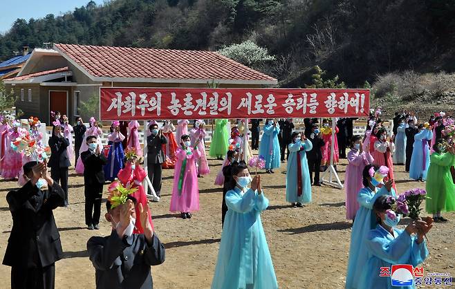 북한 조선중앙통신은 지난달 29일 평안북도와 황해남북도에 새롭게 농촌주택이 건설됐다고 보도했다. 통신은 "피현군 송정리, 창성군 회덕리, 황해북도 금천군 현내리, 황해남도 해주시 장방리, 은천군 마두리에 현대적인 농촌문화주택들이 일떠서 새집들이 경사를 맞이했다"고 전했다.  /조선중앙통신 홈페이지 캡처