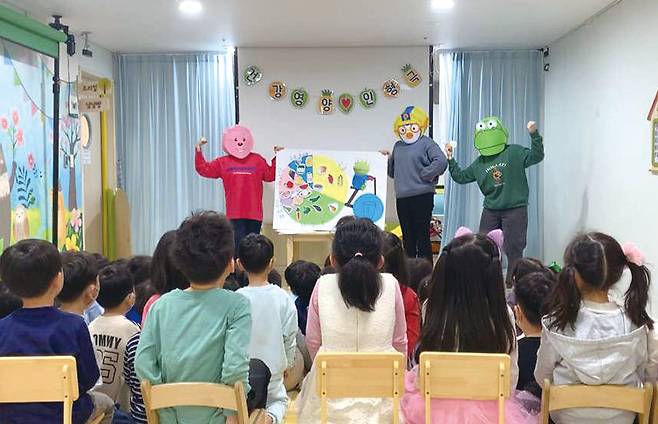 강동구 ‘어린이 건강동산’의 지역사회 연계 프로그램으로 탈인형극이 진행되는 모습. 강동구 제공