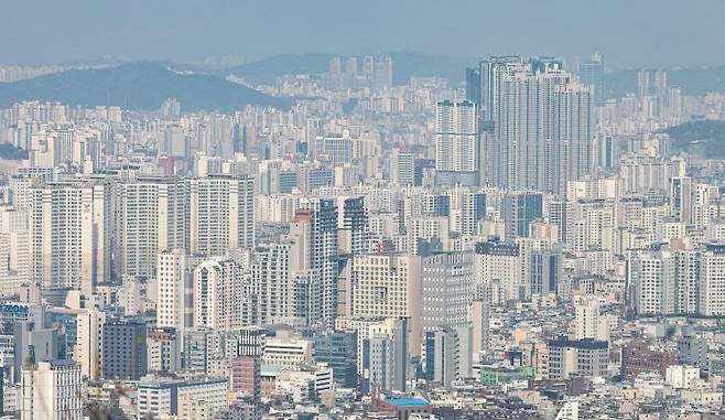 지난달 28일 기준 서울 아파트값이 0.04% 하락한 가운데 특히 강남3구(강남·서초·송파)를 비롯 동남권의 낙폭이 둔화되는 추세를 보였다. 반면 서남권(관악·강서·구로·영등포·금천구)은 2주 연속 집값 약세가 이어졌다. 사진은 서울 남산에서 바라본 아파트단지 모습. 뉴스1