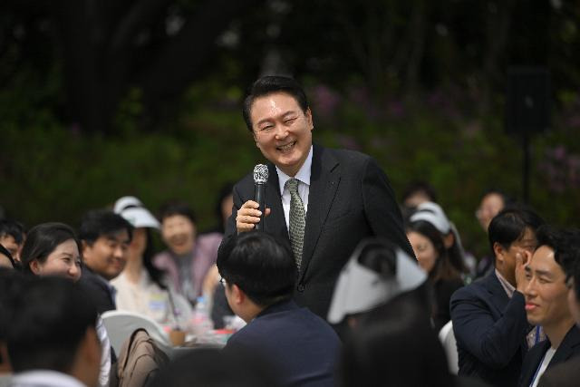 윤석열 대통령이 2일 오후 용산 대통령실 파인그라스에서 열린 용산어린이정원 개방 계기 출입기자단 오찬 간담회에서 인사말을 하며 활짝 웃고 있다. 대통령실 제공