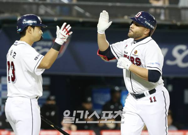 2023 KBO 프로야구 두산베어스와 한화이글스의 경기가 2일 오후 서울 잠실야구장에서 열렸다. 5회말 1사 로하스가 솔로홈런을 치고 홈인해 강승호의 축하를 받고 있다. 잠실=김민규 기자 mgkim1@edaily.co.kr