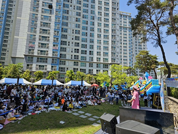 지난달 30일 백양산동문굿모닝힐 108동 앞 잔디광장에서 어린이날 대축제 행사가 진행되고 있다. [사진=디엠포유]