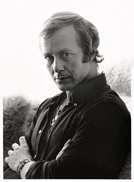 1977년 스콜피오 펜던트와 네일 브레이슬릿을 착용한 알도 치풀로의 모습. 사진 까르띠에(ⓒOscar Buitrago)