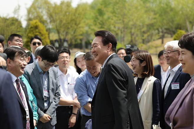 윤석열 대통령이 2일 서울 용산 대통령실 청사 앞 야외 정원인 ‘파인그라스’에서 출입 기자단과 오찬 간담회를 하며 대화하고 있다. 대통령실 제공