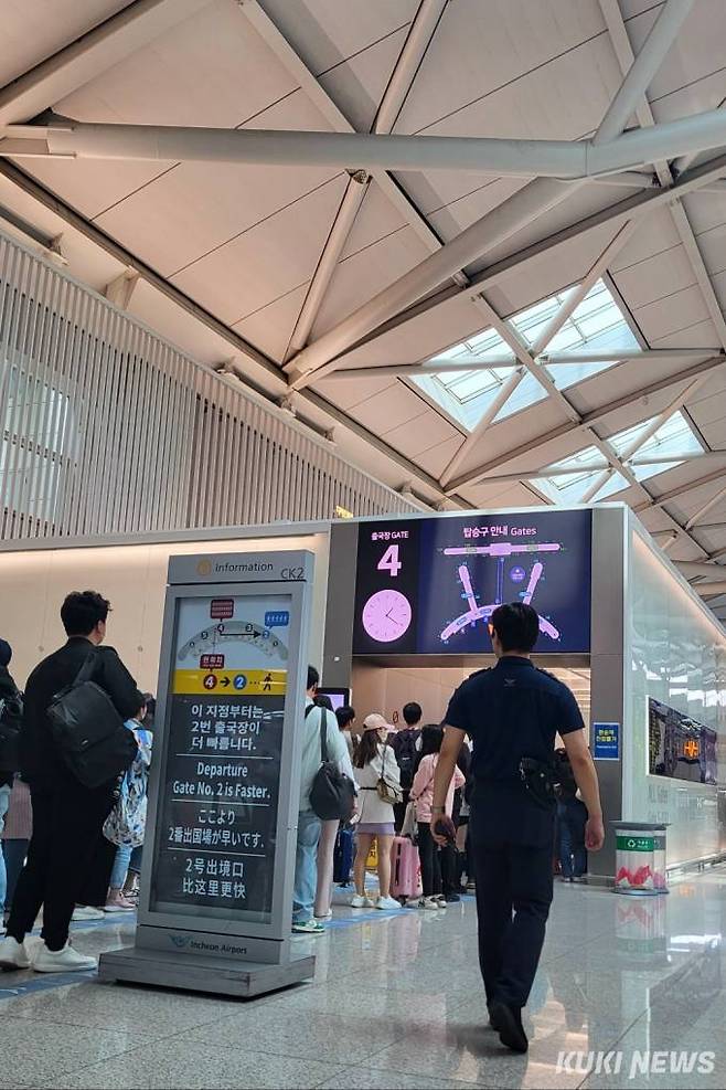 출국장 앞에 사람들이 모여자 보안 경비원이 관리하는 모습.&nbsp; &nbsp;사진=조은비 기자&nbsp;