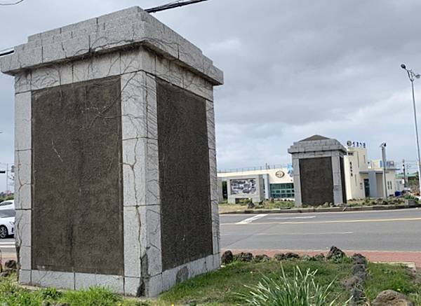 서귀포시 대정읍 상모리에 있는 구 육군 제1훈련소 정문. 훈련소의 외부와 내부를 구분해주는 장소적 의미를 지니고 있으며, 기둥 축조에 사용된 현무암과 조개껍질 등의 건축 재료는 지역적 특성을 잘 나타낸다. 국가등록문화재로 지정됐다. 제주도 제공