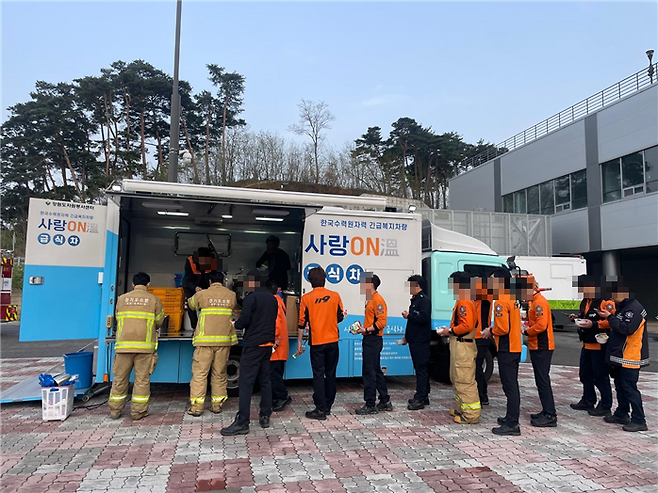 4월 산불 당시 강원도자원봉사센터 급식지원(사진 강원도청)
