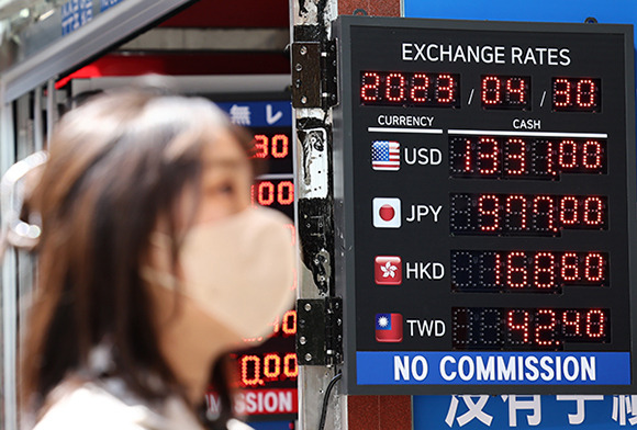 A street money changer in Myeongdong, Seoul [Photo by Yonhap]