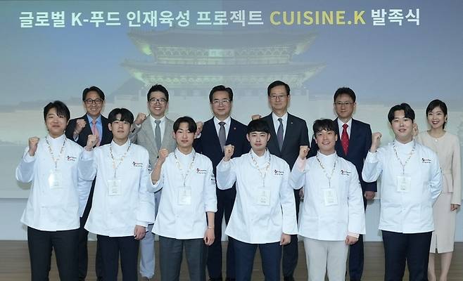 2일 서울 중구 필동 CJ인재원에서 열린 ‘Cuisine. K’ 발족식에서 정황근 농림축산식품부 장관(뒷줄 왼쪽 셋째), 최은석 CJ제일제당 대표(뒷줄 왼쪽 넷째), 이선호 CJ제일제당 식품성장추진실장(뒷줄 왼쪽 둘째) 등이 국가대표조리팀 선수들과 기념사진을 촬영하고 있다. [사진 제공 = CJ제일제당]