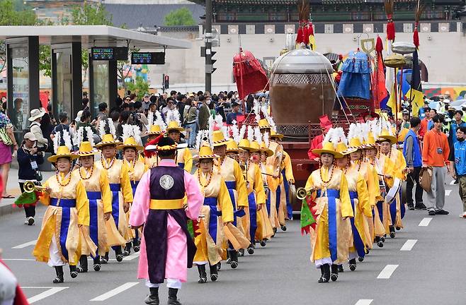 2일 서울 광화문 앞 세종대로에서 세종대왕자 태실 태봉안 행차가 재현되고 있다. 이 행차는 세종대왕자의 태(胎)를 한양에서 성주로 모시는 400㎞의 대장정 의식을 재현하는 행사다.  한주형 기자