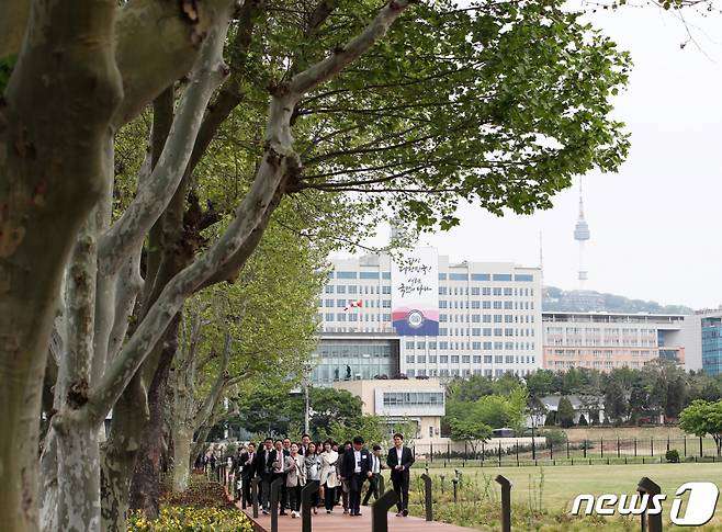 (서울=뉴스1) 오대일 기자 = 정부는 약 90만평 규모의 '용산공원' 정식 조성의 일환으로 대통령실 앞 부분 반환부지 9만평을 '용산어린이정원'으로 조성해 오는 4일부터 국민에 개방한다. 공원은 종전 미군기지의 특색을 최대한 살리되, 어린이와 가족을 위한 여가 공간을 추가로 조성해 미래의 주역인 어린이들이 가족과 함께 즐길 수 있는 공간이라는 의미를 담아 '용산어린이정원'으로 명명했다. 사진은 일반 공개을 앞둔 2일 오후 취재진에 사전 공개된 용산어린이정원 가로수길 모습. 2023.5.2/뉴스1  Copyright (C) 뉴스1. All rights reserved. 무단 전재 및 재배포 금지.