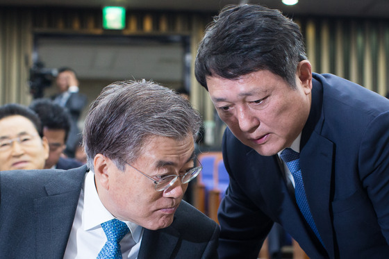= 문재인 새정치민주연합 대표가 9일 서울 여의도 국회에서 열린 당무위원회의에서 최재성 총무본부장과 대화하고 있다. 2015.11.9/뉴스1
