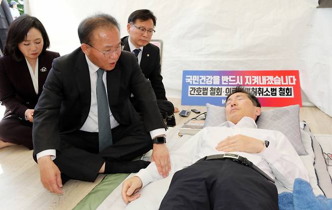 윤재옥 국민의힘 원내대표가 간호법 제정에 반발하는 간호조무사협회와 대한의사협회 단식농성장을 방문해 "갈등을 방치할 수 없다"는 입장을 밝혔다. 사진은 지난 1일 서울 용산구 대한의학협회 회관 앞에서 간호법 저지 단식 농성 중인 이필수 대한의사협회장(오른쪽)을 찾아 대화하는 윤재옥 국민의힘 원내대표. /사진=뉴시스