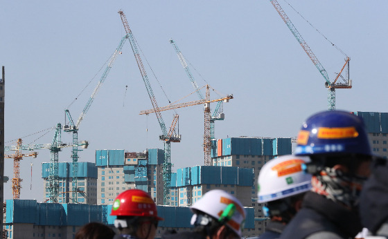 2일 한국건설산업연구원은 '2023년 5월 건설경기실사 실적·전망지수' 보고서를 통해 지난달 건설경기실사 종합실적지수는 전월 대비 8.0포인트(p) 상승한 80.2 기록했다고 밝혔다. 지난 3월 6.2포인트 하락하며 회복세가 주춤했던 지수는 4월에 상승하며 다시 2월 수준으로 돌아왔다.  5월 건설경기실사 종합전망지수는 86.5로 전망된다. 4월 전망치인 90.1보다 3.6포인트 낮지만 4월 실적치보단 높은 수치다./사진=뉴스1