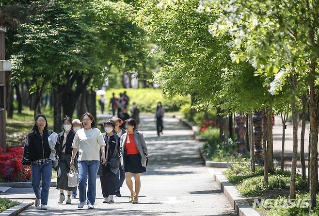 [서울=뉴시스] 정병혁 기자 = 완연한 봄날씨를 보인 1일 오후 서울 영등포구 여의도공원을 찾은 시민들이 즐거운 시간을 보내고 있다. 2023.05.01. jhope@newsis.com