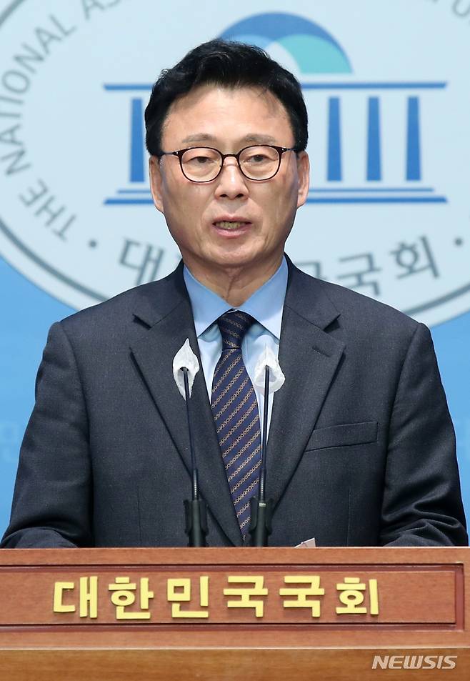 [서울=뉴시스] 고범준 기자 = 박광온 더불어민주당 원내대표가 1일 오후 서울 여의도 국회 소통관에서 신임대표단 인선 발표 기자회견을 하고 있다. 2023.05.01. bjko@newsis.com