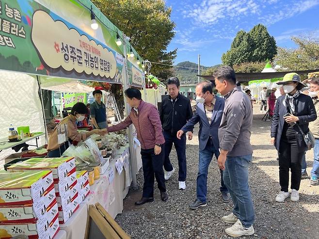 이병환 군수가 장터를 둘러보고 있다 (사진=성주군 제공) *재판매 및 DB 금지