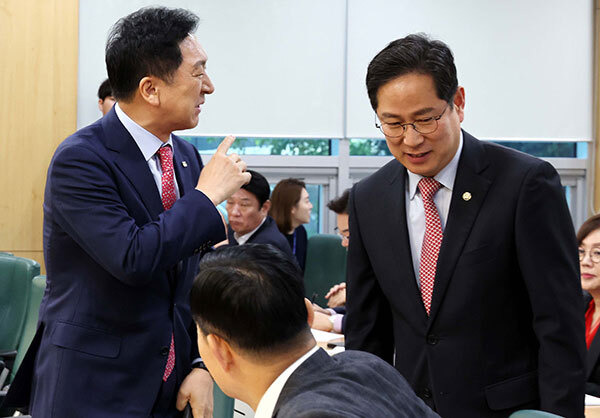 국민의힘 김기현 대표가 2일 국회에서 여의도연구원 주최 토론회 '한미정상회담 성과와 과제'에서 인사말을 한후 참석자들과 인사를 나누고 있다. 서상배 선임기자