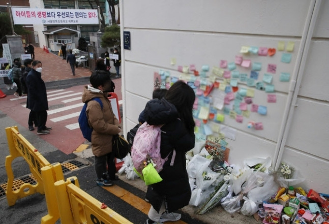 지난해 12월 13일 서울 강남구 언북초 앞 스쿨존 음주운전 사고현장을 지나는 학생들이 음주운전 차량에 치어 숨진 초등학생을 추모하고 있다. 뉴시스