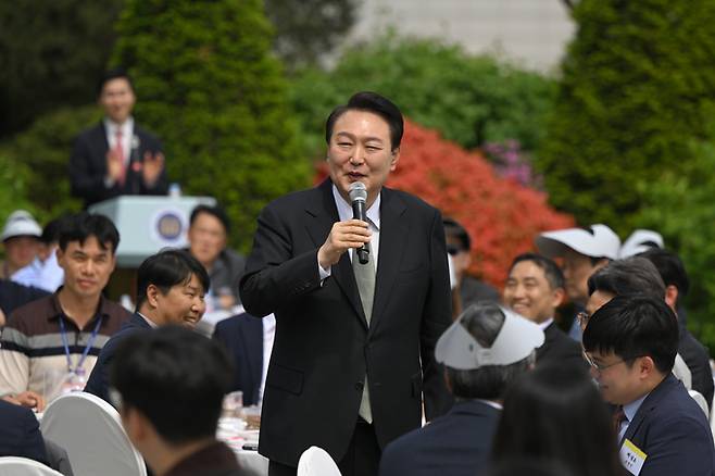 윤석열 대통령이 2일 오후 서울 용산 대통령실 파인그라스에서 열린 용산어린이정원 개방 계기 출입 기자단 오찬 간담회에 참석해 인사말을 하고 있다. 대통령실 제공