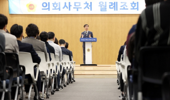 2일 열린 ‘5월 월례조회’에서 인사말을 하는 염종현 경기도의회 의장. 경기도의회 제공