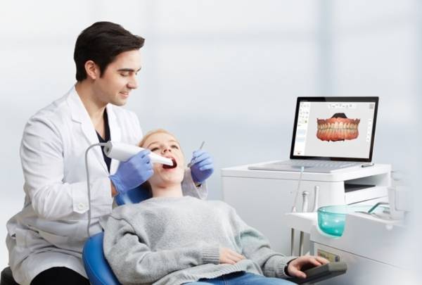 메디트는 구강 스캐너 중에서 특이하게 작은 기계를 직접 입 안에 넣어서 촬영하는 방식입니다. 사모펀드 블랙스톤 관계자를 만났을 때 그는 이런 방식의 기계가 국내에 별로 없기 때문에 앞으로 성장 가능성이 있다고 하더군요/사진제공=메디트