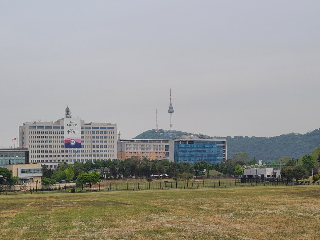 2일 용산어린이정원 잔디마당 뒤편으로 대통령실 청사와 남산타워가 보인다. 사진=주재현 기자