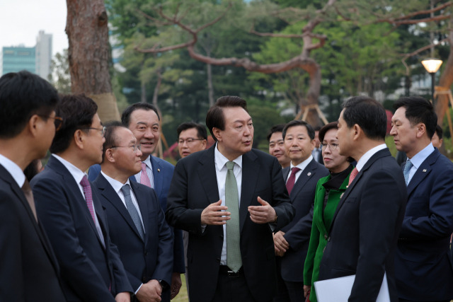 윤석열 대통령이 2일 서울 용산 대통령실 청사 앞 야외 정원인 '파인그라스'에서 김기현 국민의힘 대표와 윤재옥 국민의힘 원내대표 등 여당 원내 지도부와 만찬을 함께하며 대화하고 있다.사진=대통령실 제공.