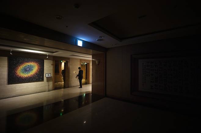 세종호텔 3층 연회장. 불이 꺼진 연회장에서 한 호텔리어가 멀티탭을 들고 엘리베이터를 기다리고 있다. ⓒ시사IN 이명익