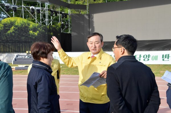 이병노 담양군수가 2일 오전 축제장을 점검하고 있는 모습. 사진제공ㅣ담양군