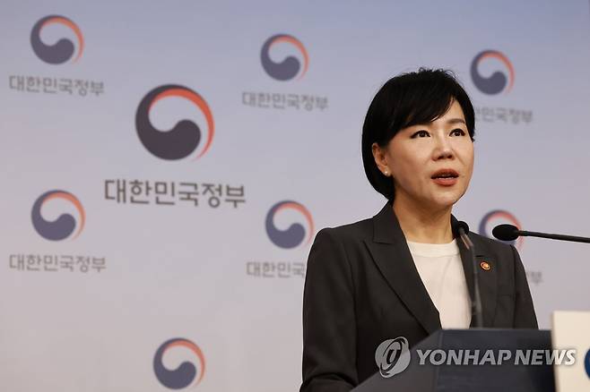 공공재정환수제 브리핑하는 전현희 국민권익위원장 (서울=연합뉴스) 홍해인 기자 = 전현희 국민권익위원장이 26일 정부서울청사 별관 브리핑실에서 공공재정환수제도 운영과 부정수급 신고처리 기능 통합 관련 브리핑을 하고 있다. 2023.4.26 hihong@yna.co.kr