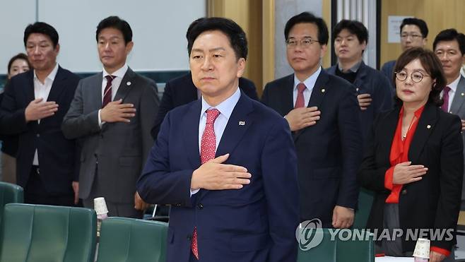 한미정상회담 토론회 참석한 김기현 대표 (서울=연합뉴스) 한상균 기자 = 국민의힘 김기현 대표가 2일 국회에서 여의도연구원 주최 토론회 '한미정상회담 성과와 과제'에 참석하고 있다. 2023.5.2 xyz@yna.co.kr